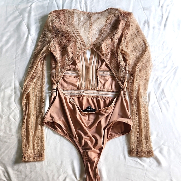 New With No Tags- SEXY Lulu's Tan Lace Bodysuit M - Picture 5 of 8